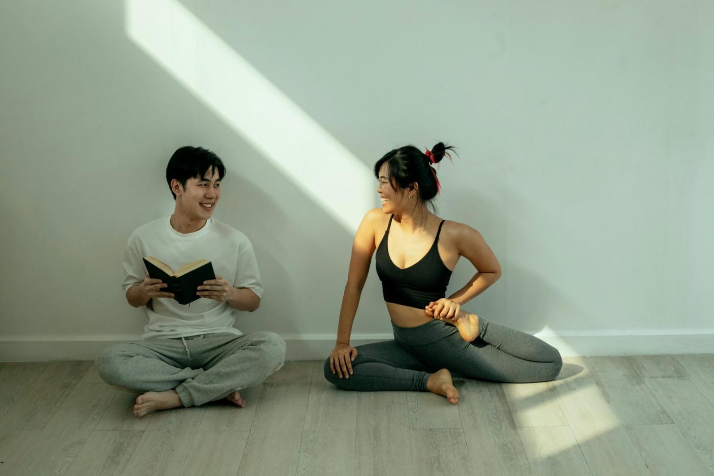 Estudiante practicando yoga con accesorios especializados